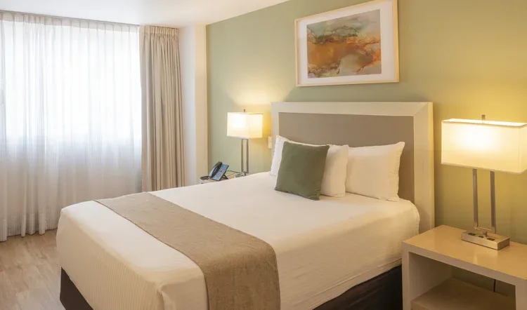 Stanza Hotel single room with double bed and wide window