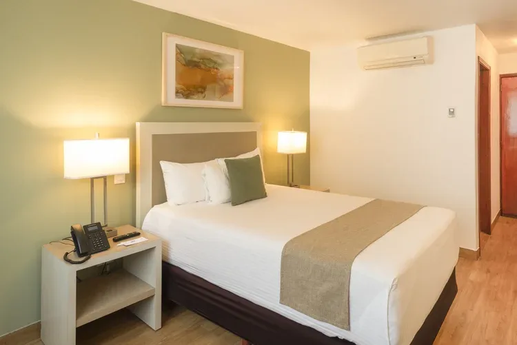 Double bed and air conditioning in a Stanza Hotel CDMX single room