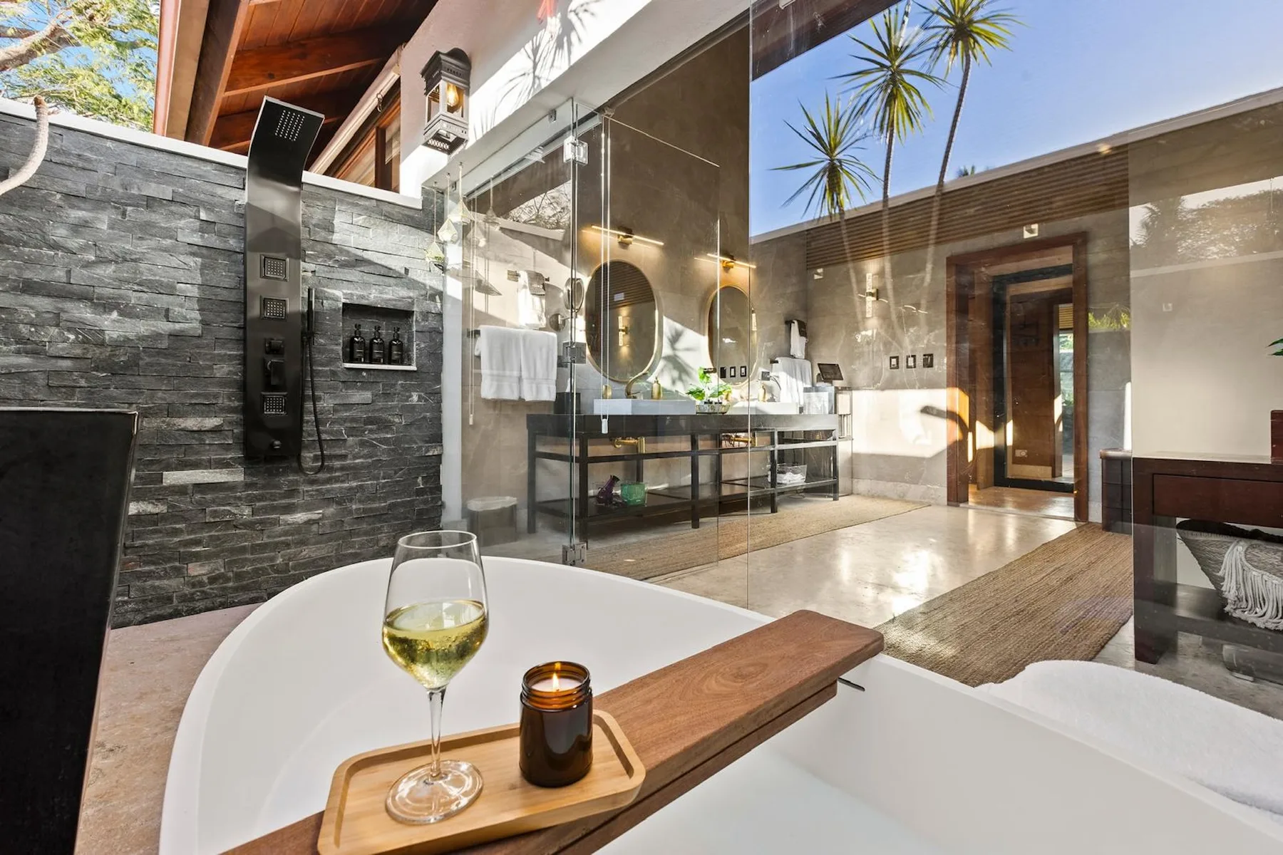 Un baño amplio con bañera exenta, ducha de cristal y lavabo doble.