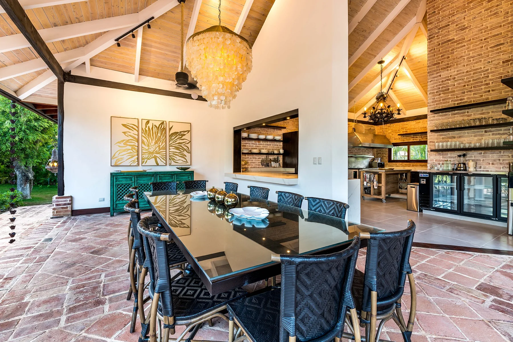 Comedor con una mesa larga bajo un techo abovedado de madera.