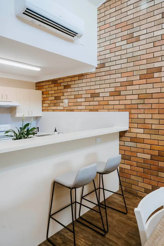 La barra de desayuno ofrece un espacio relajado para tomar el café de la mañana o comer algo rápido.
