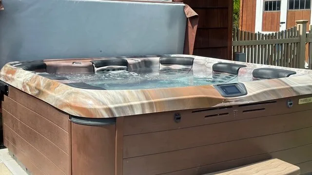 Una bañera de hidromasaje al aire libre con agua y asientos integrados.