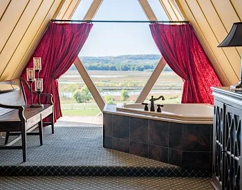 Chef’s Quarters whirlpool tub