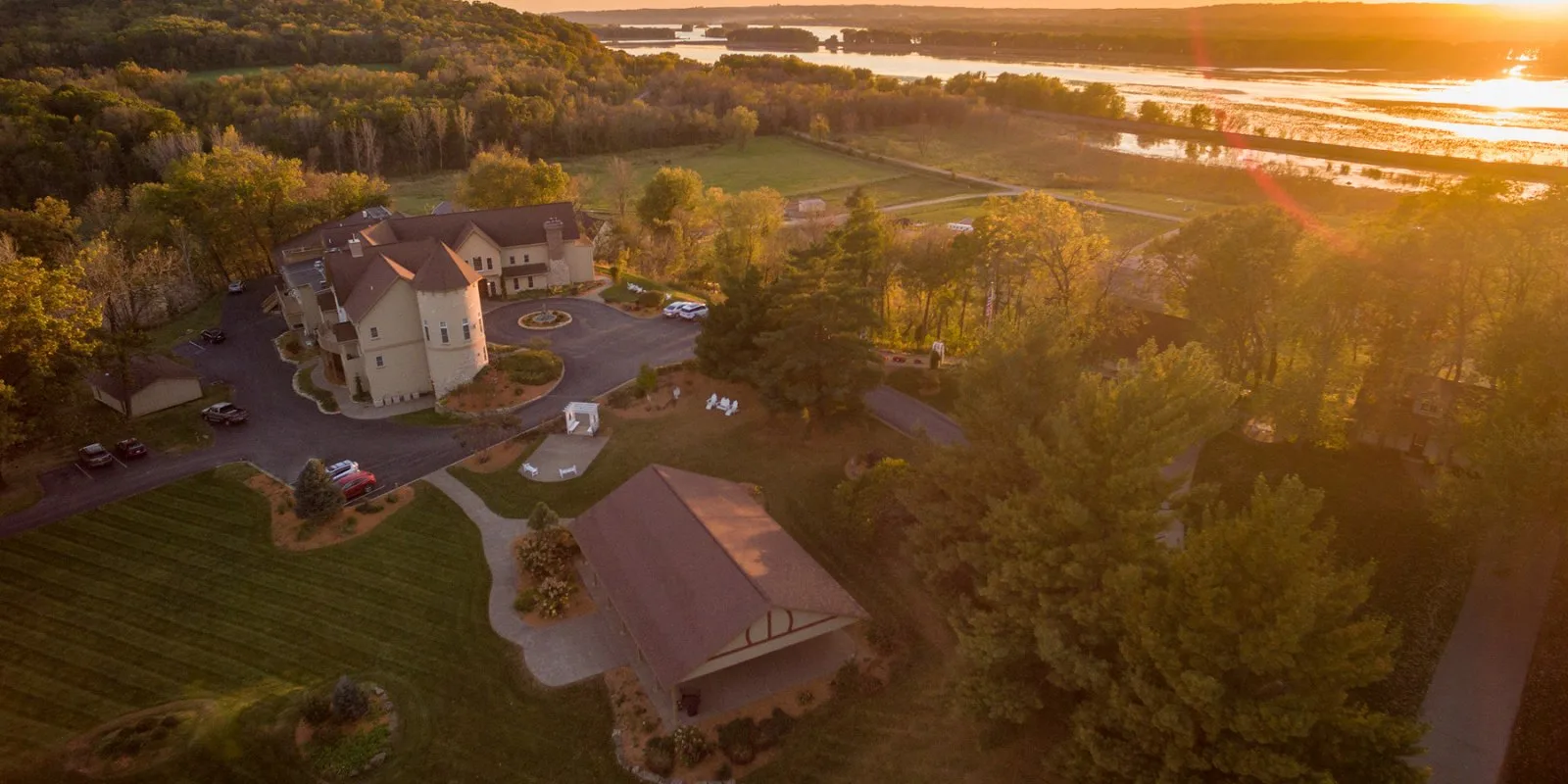 Vista aérea de Goldmoor Inn en otoño
