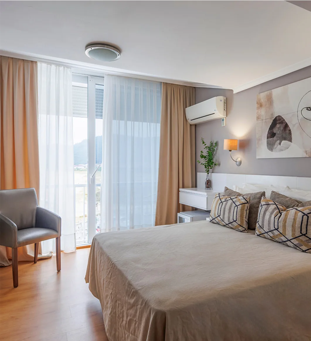 Room with sea view and hydromassage bathtub