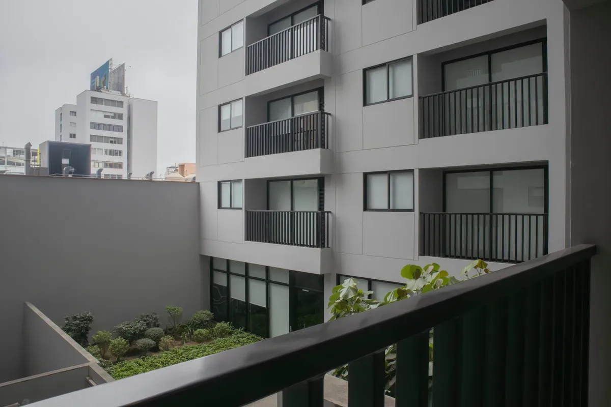 Prime 2BR w/ Balcony in Miraflores
