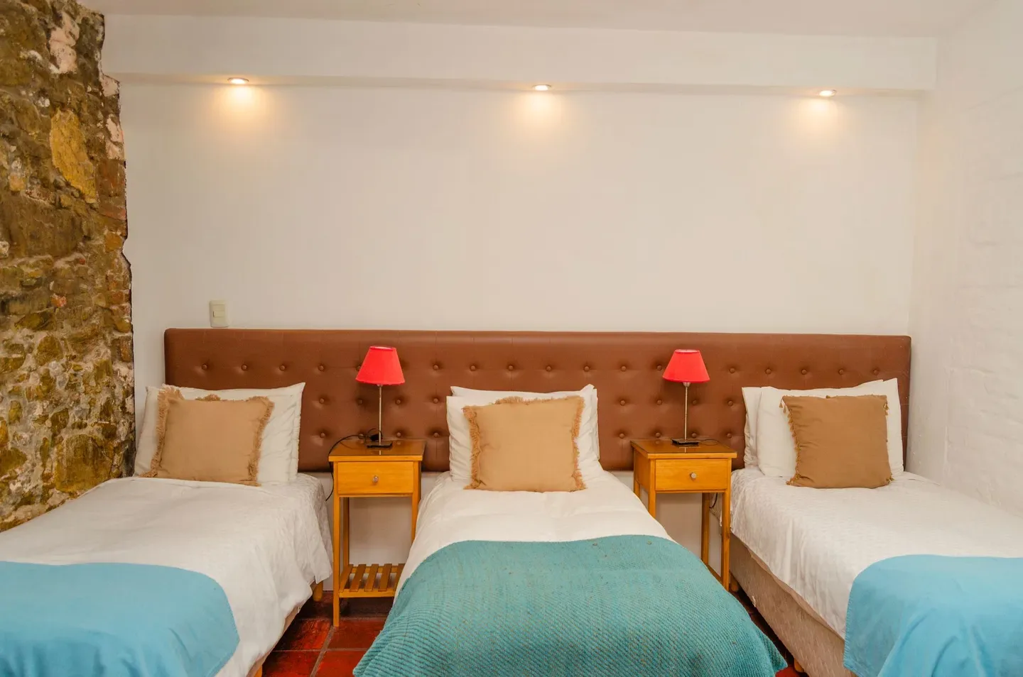 Habitación con tres camas individuales.