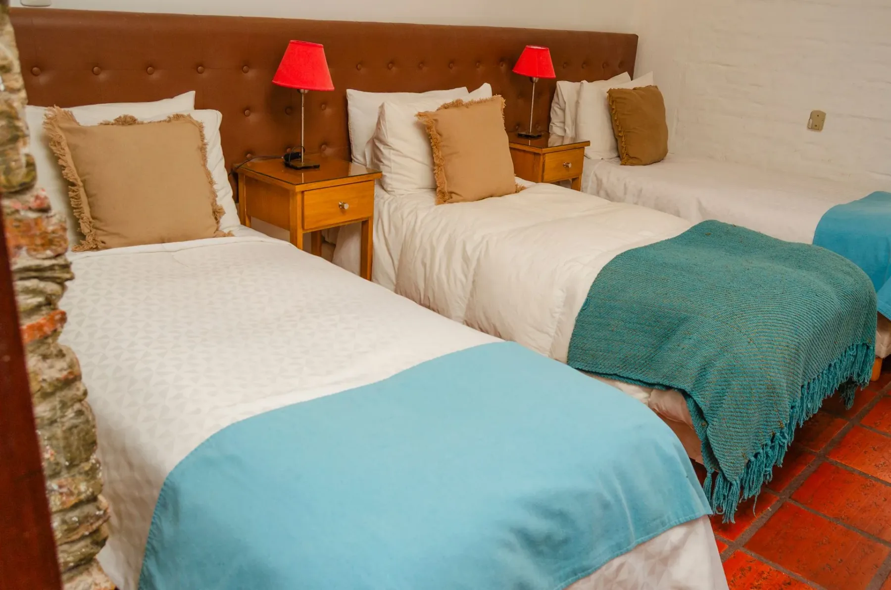 Habitación con tres camas individuales.