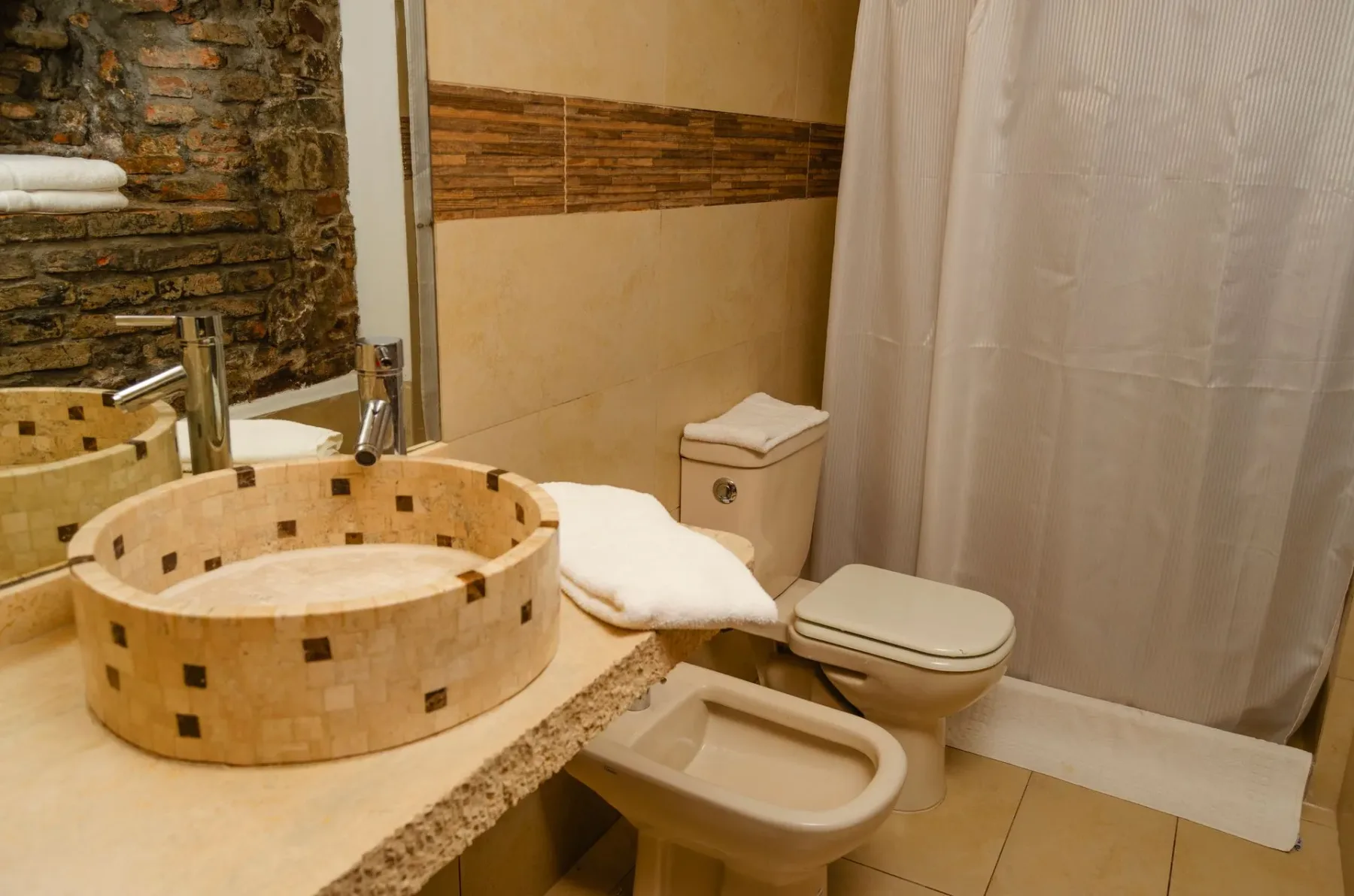 Baño con lavabo, bidé, inodoro y ducha.