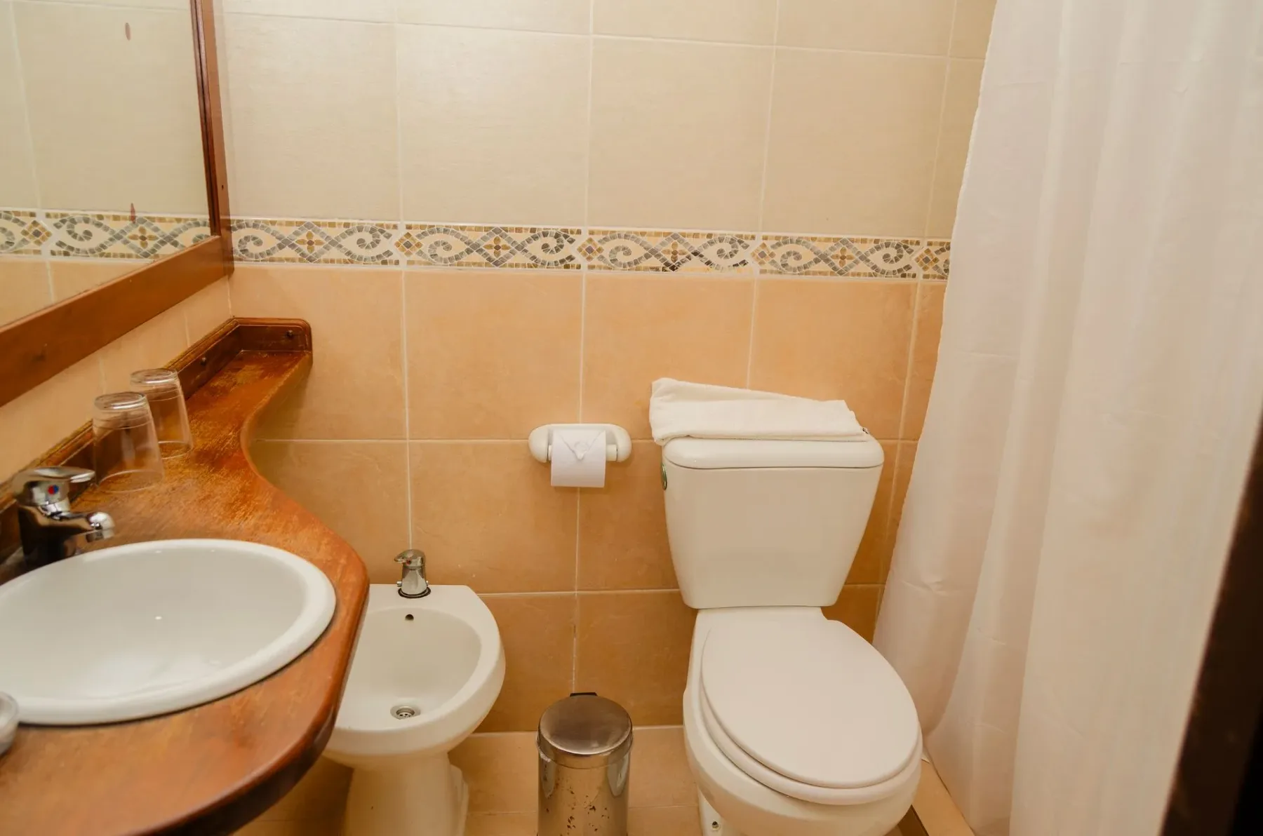 Baño con lavabo, bidé, inodoro y ducha.