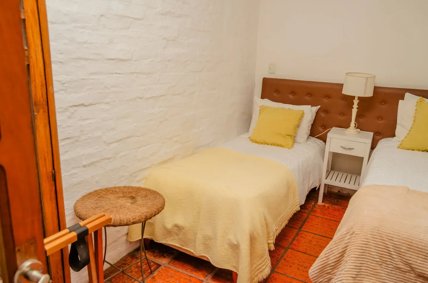 Habitación con dos camas individuales.