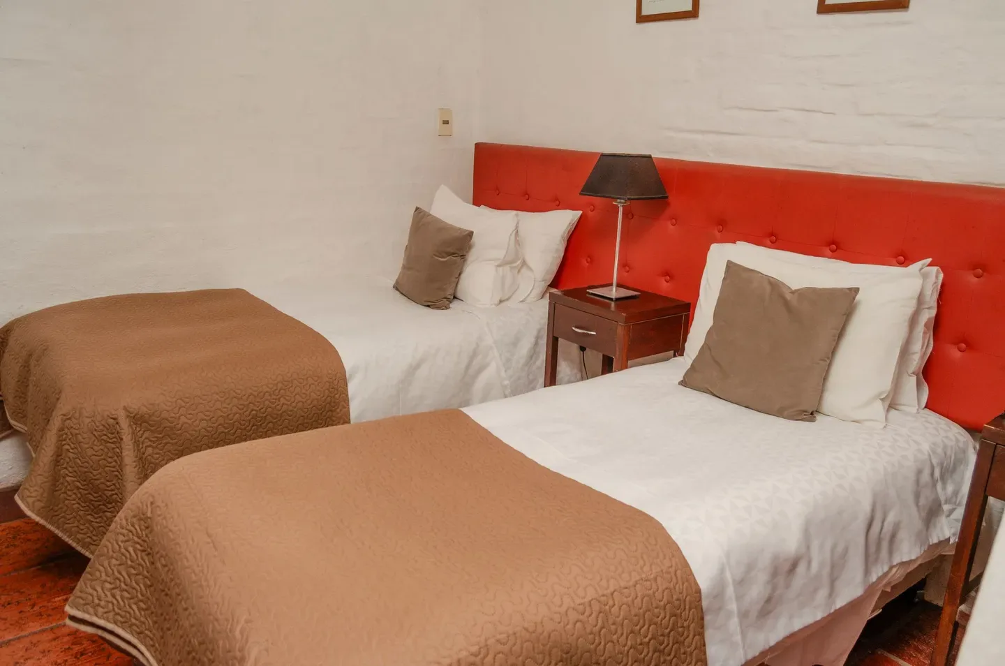 Habitación con dos camas individuales.