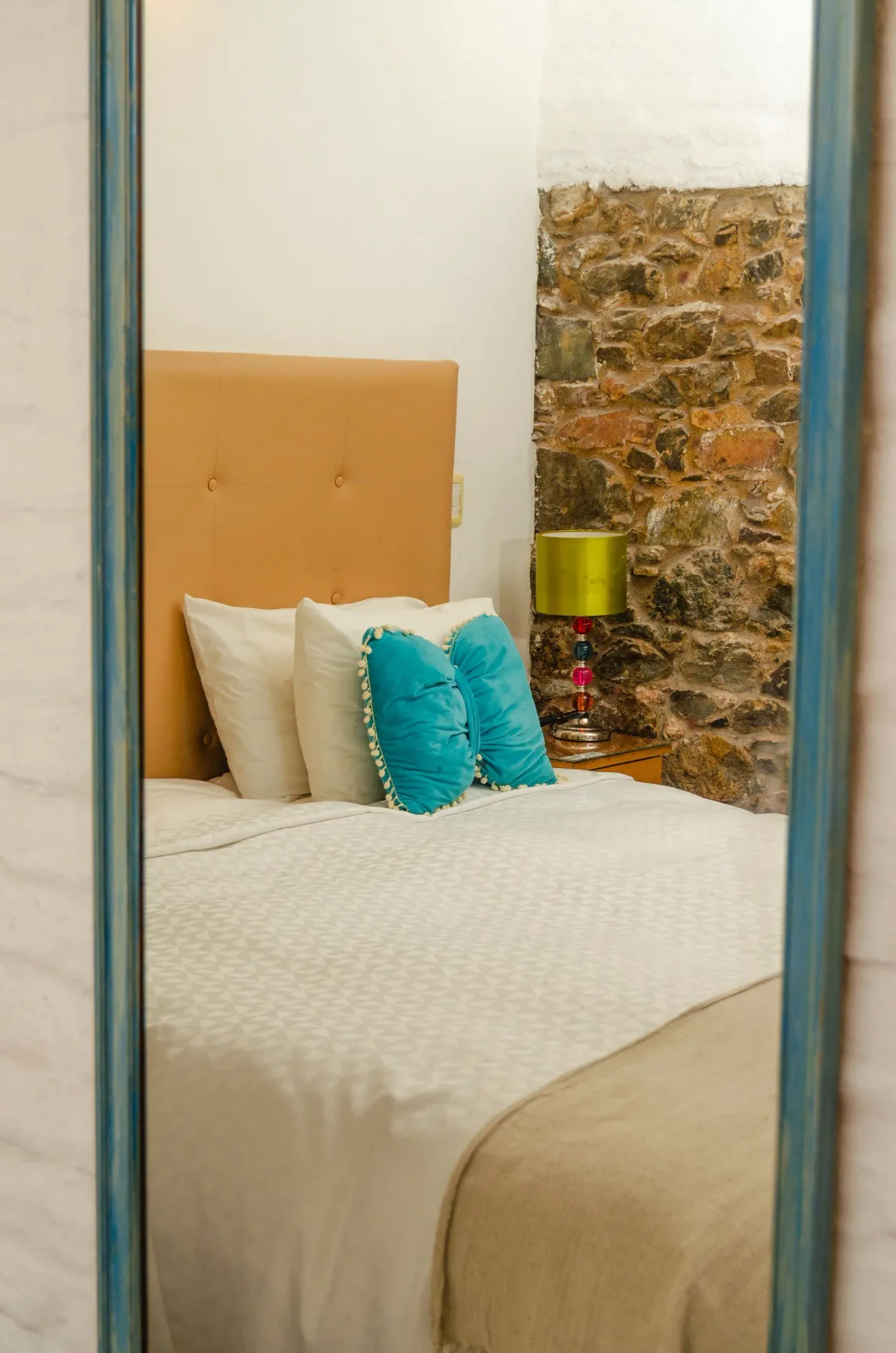 Dormitorio reflejado en un espejo.