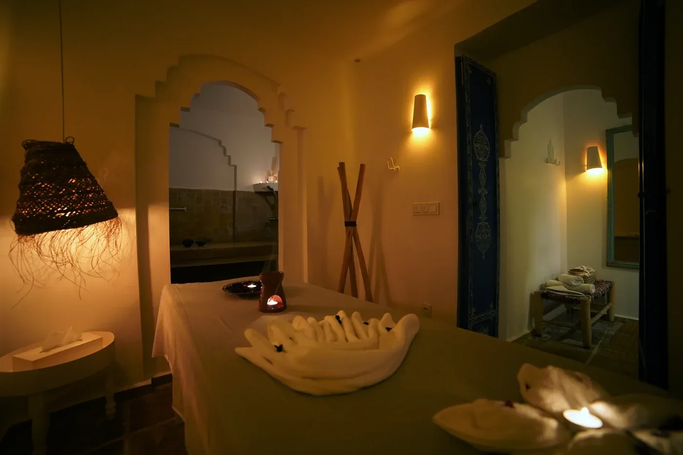 Camilla de masaje en una sala de tratamientos del baño turco