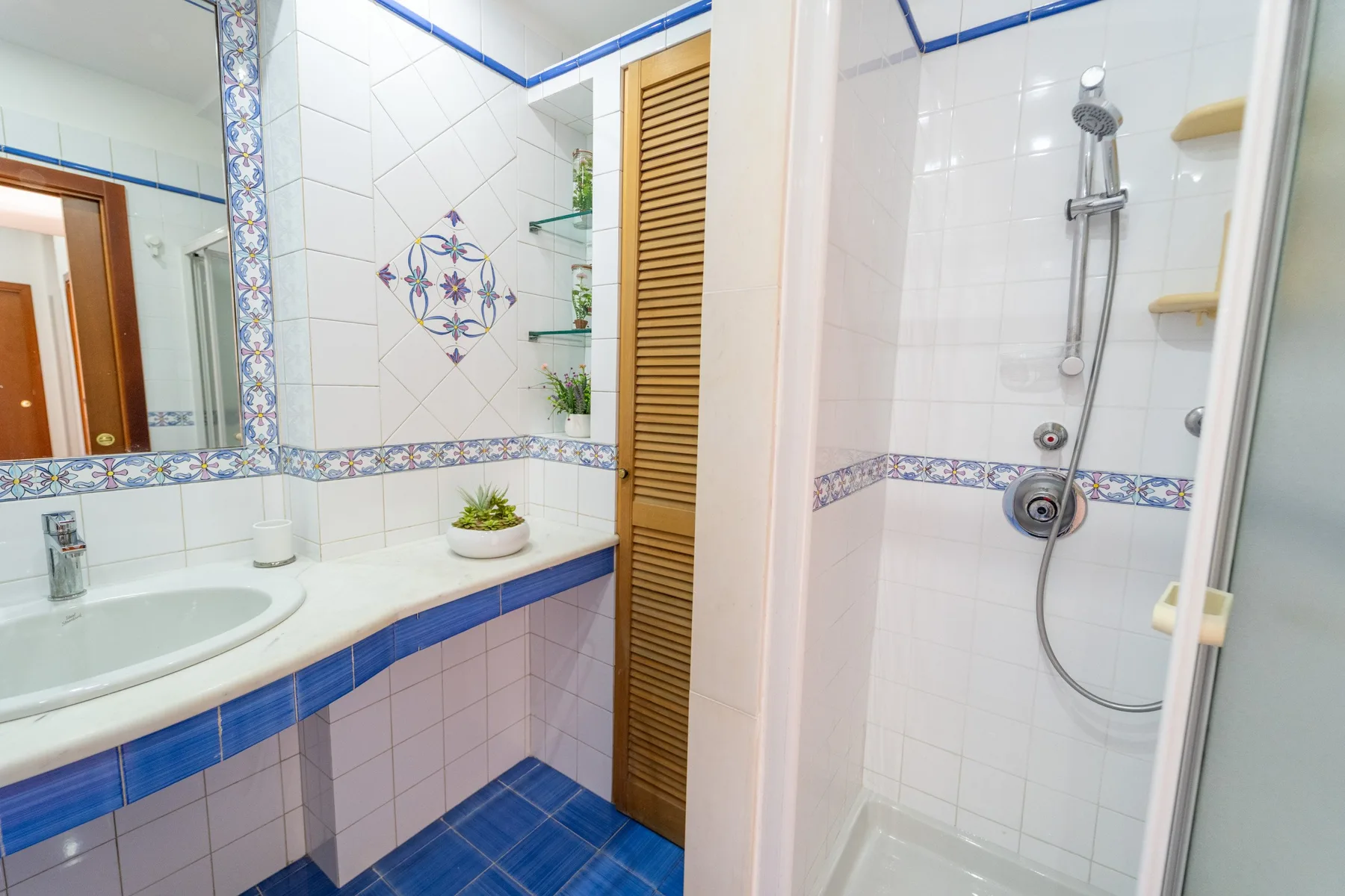 Un baño alicatado con lavabo y ducha.