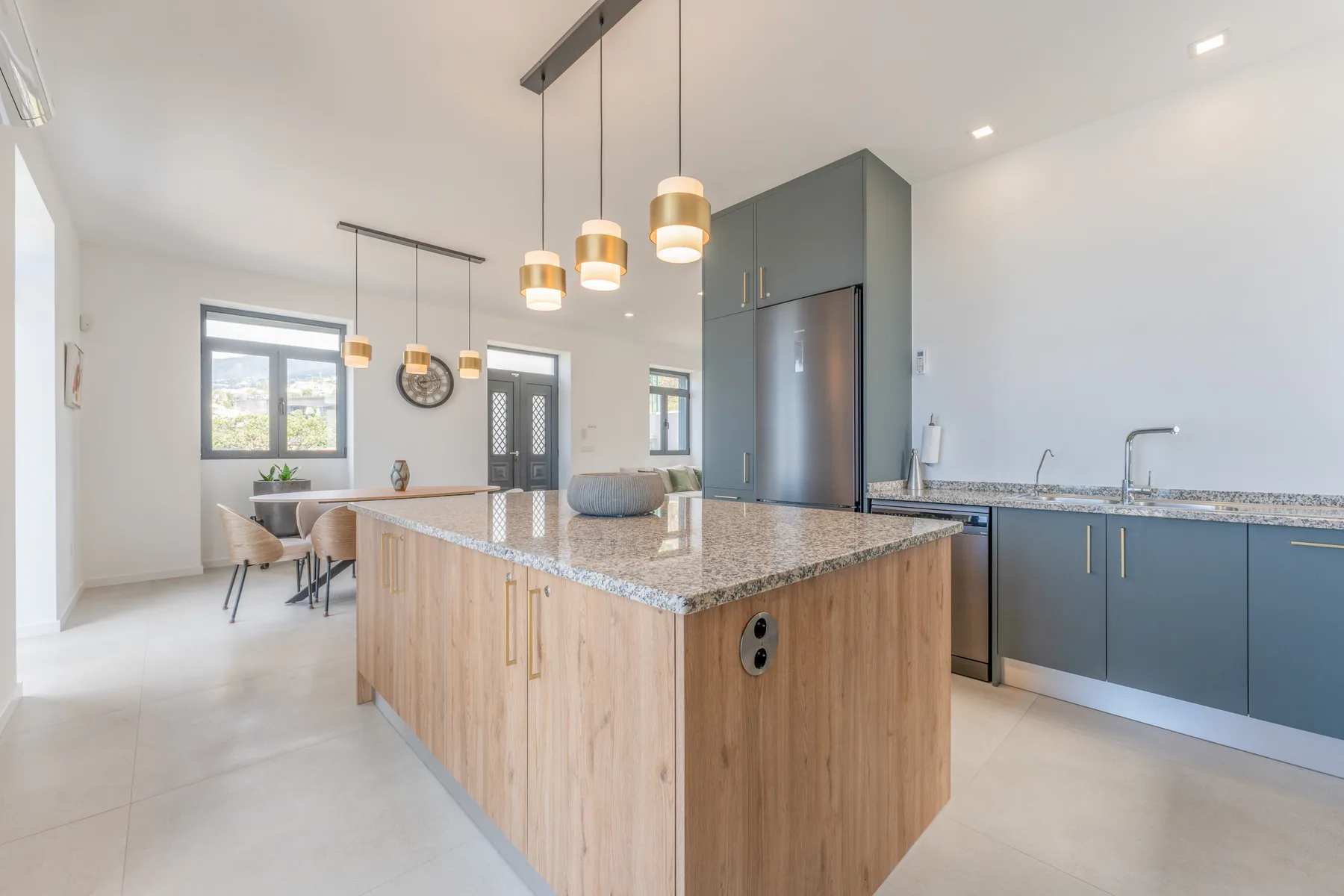 Una cocina luminosa con una isla grande y una zona de comedor.