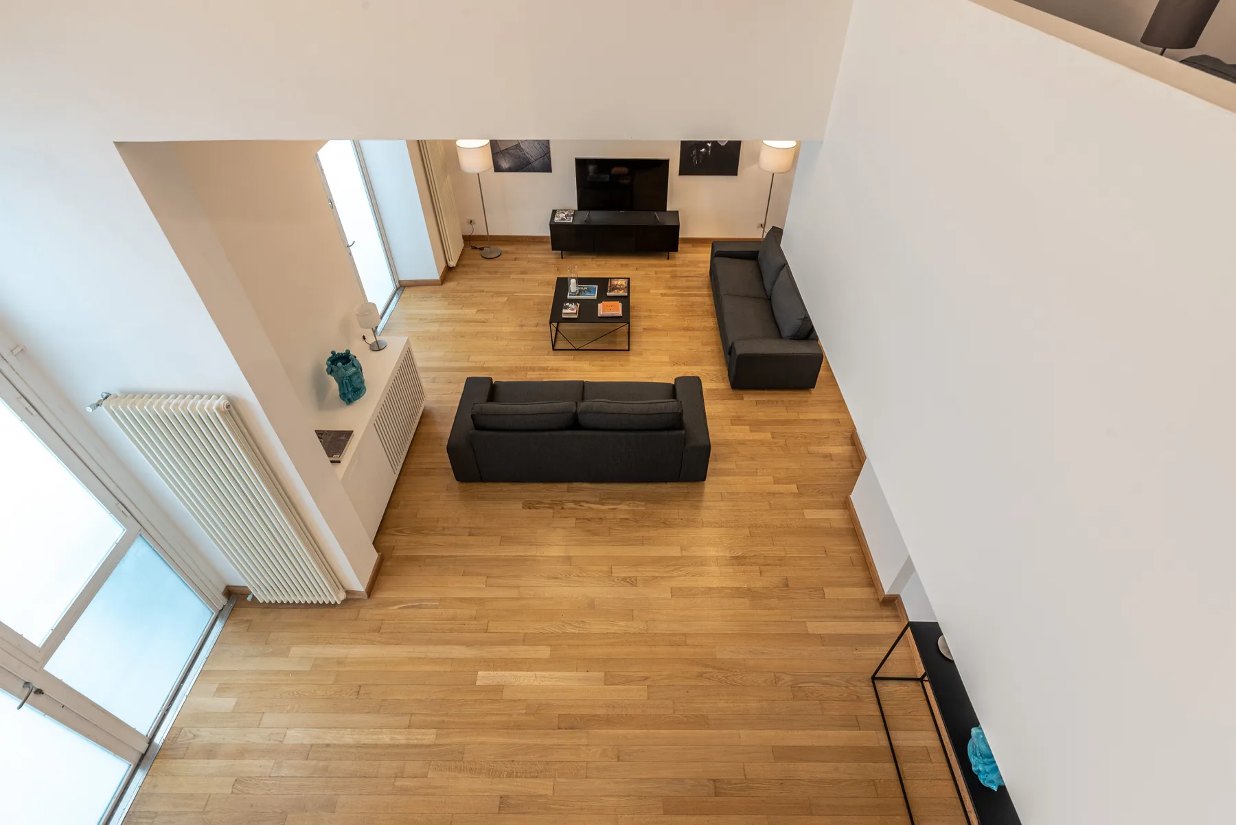 Una sala de estar con asientos, una mesa de centro y un televisor.