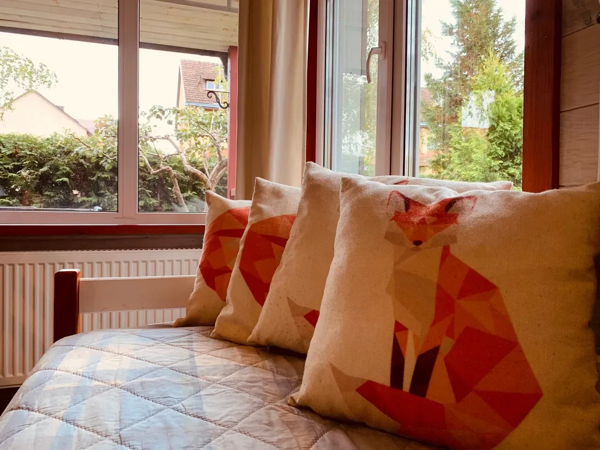 Diván en la sala de estar del apartamento 2