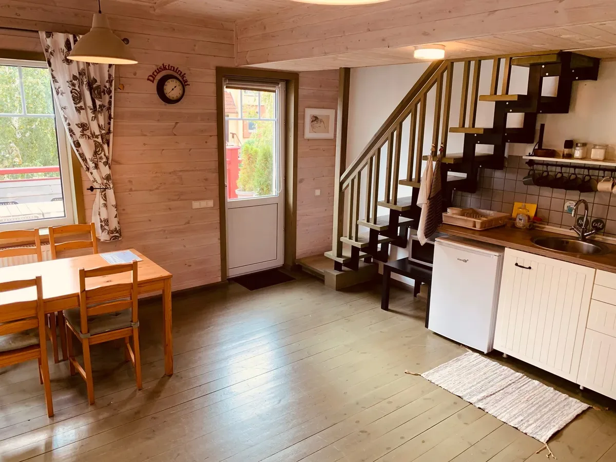 Escaleras al ático del apartamento 3
