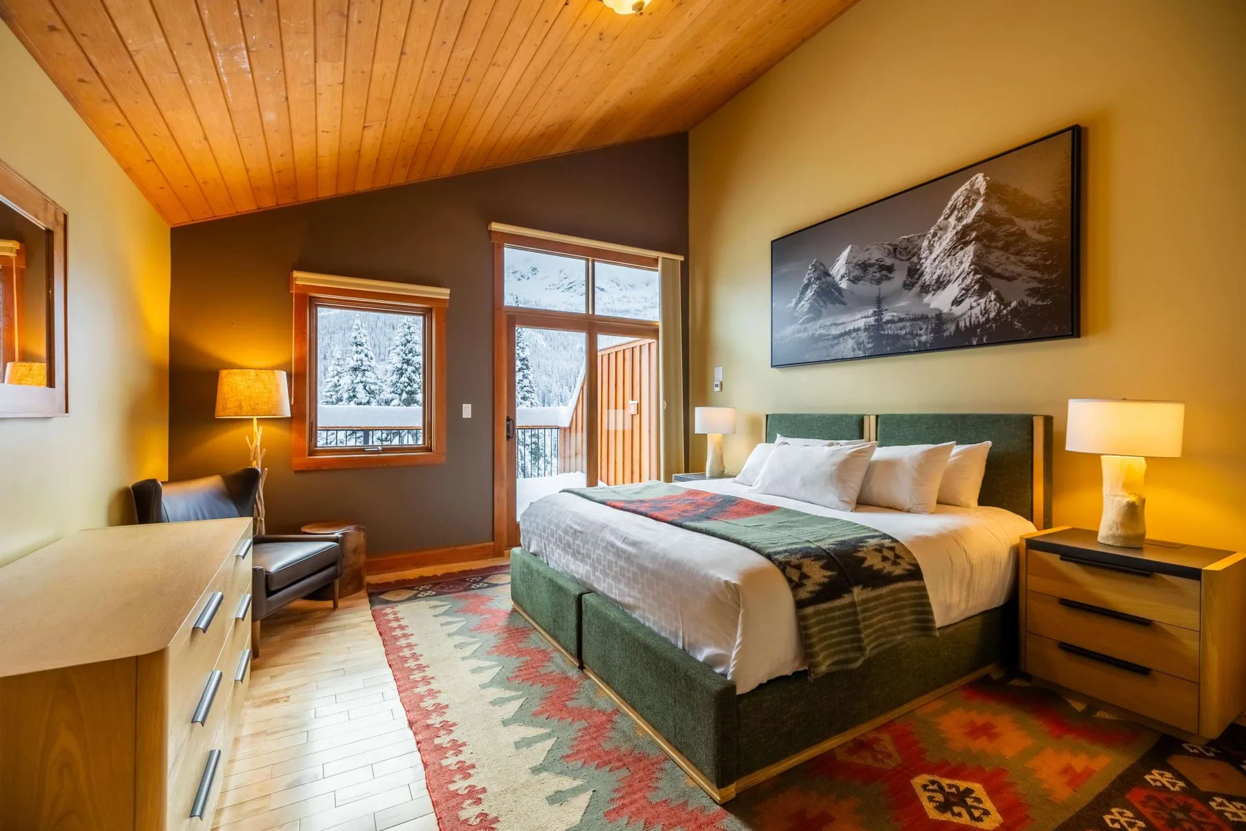 Island Lake Lodge guestroom