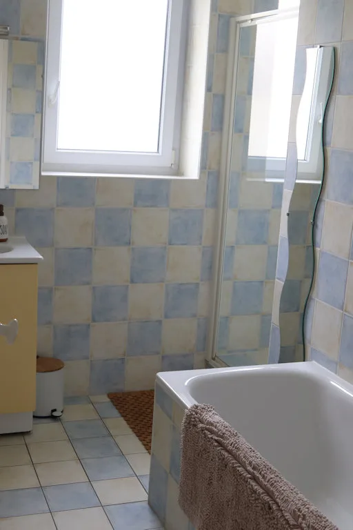 Chambre du Soleil with shared bathroom