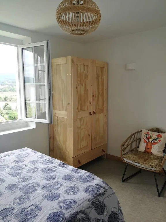 Chambre des Fleurs with shared bathroom