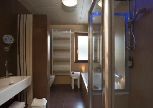 Baño de la suite junior Magritte Picasso