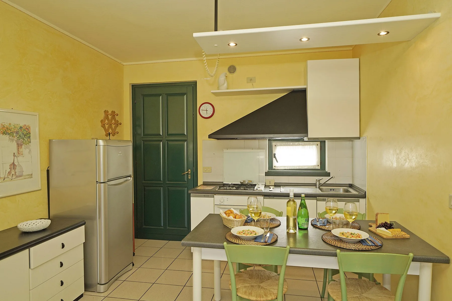 Una cocina y comedor con la mesa preparada para comer.
