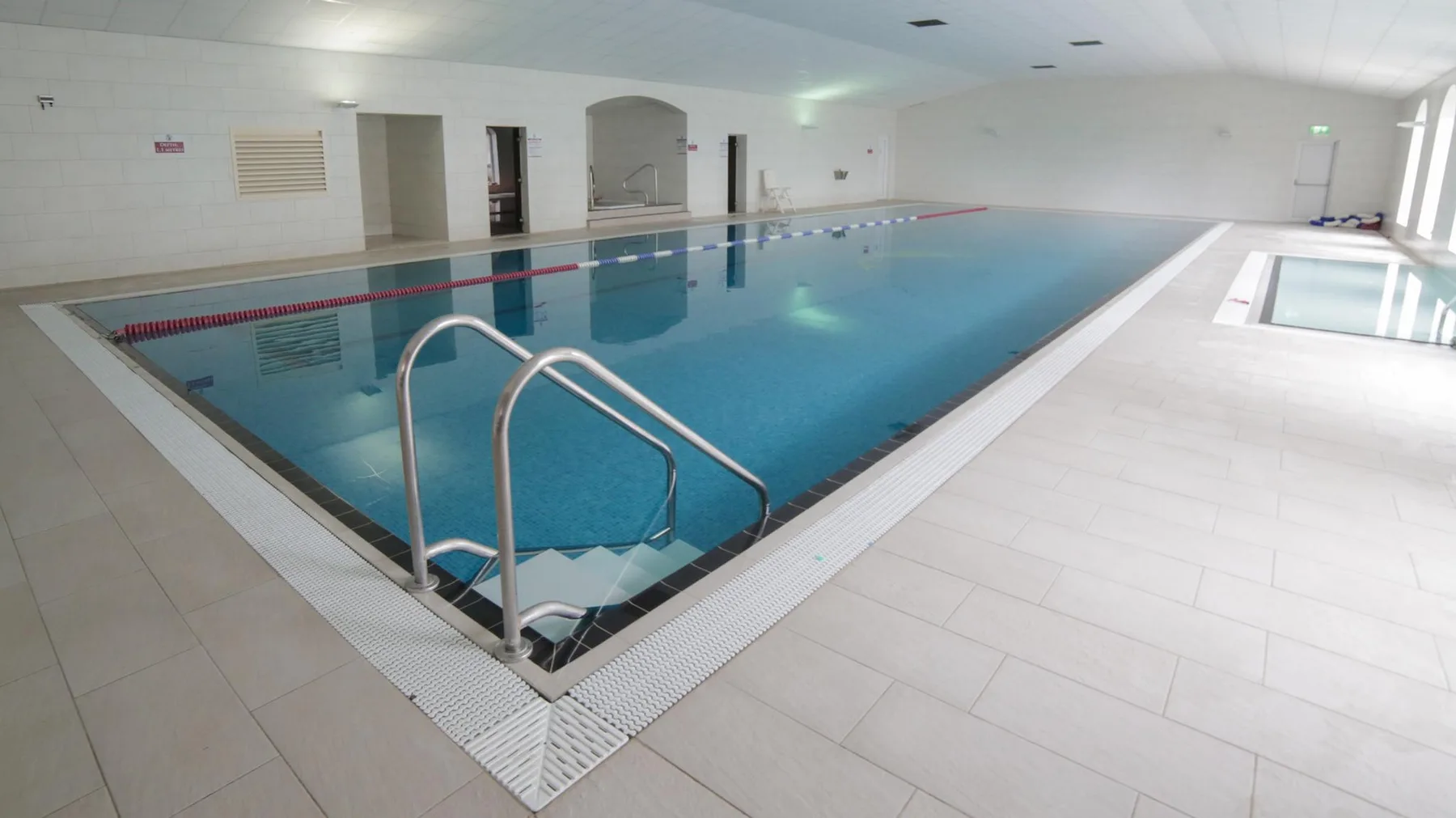 Indoor pool, jacuzzi and steam room
