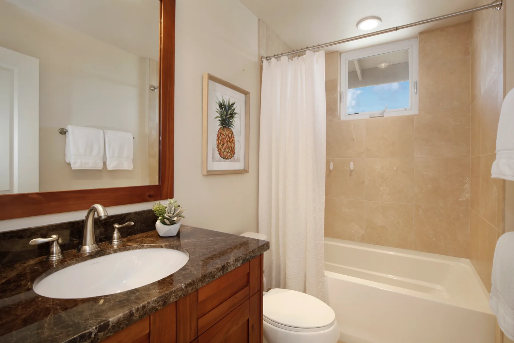Un baño con lavabo, bañera y una cortina de ducha blanca.