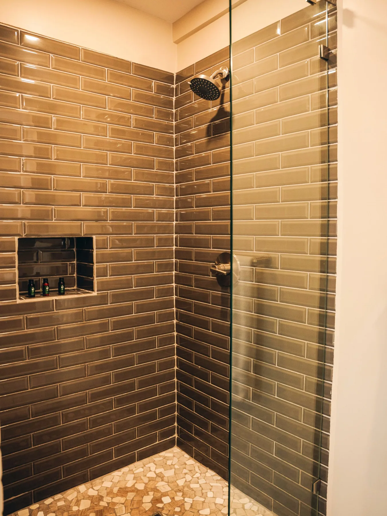 Ducha en habitación con cama king en Ciudad de Belice