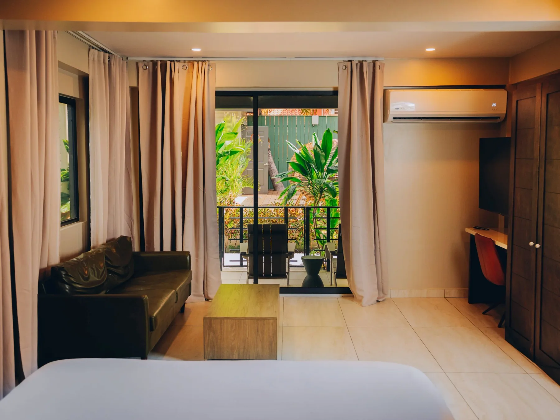 Suite con cama king y baño privado tipo spa