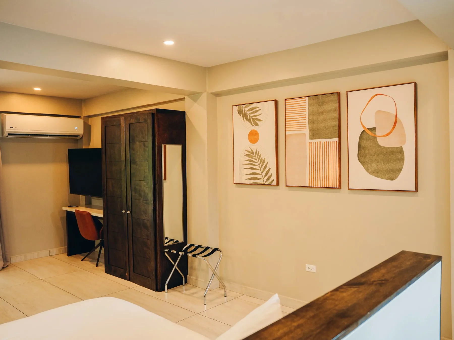 Suite con cama king y baño privado tipo spa
