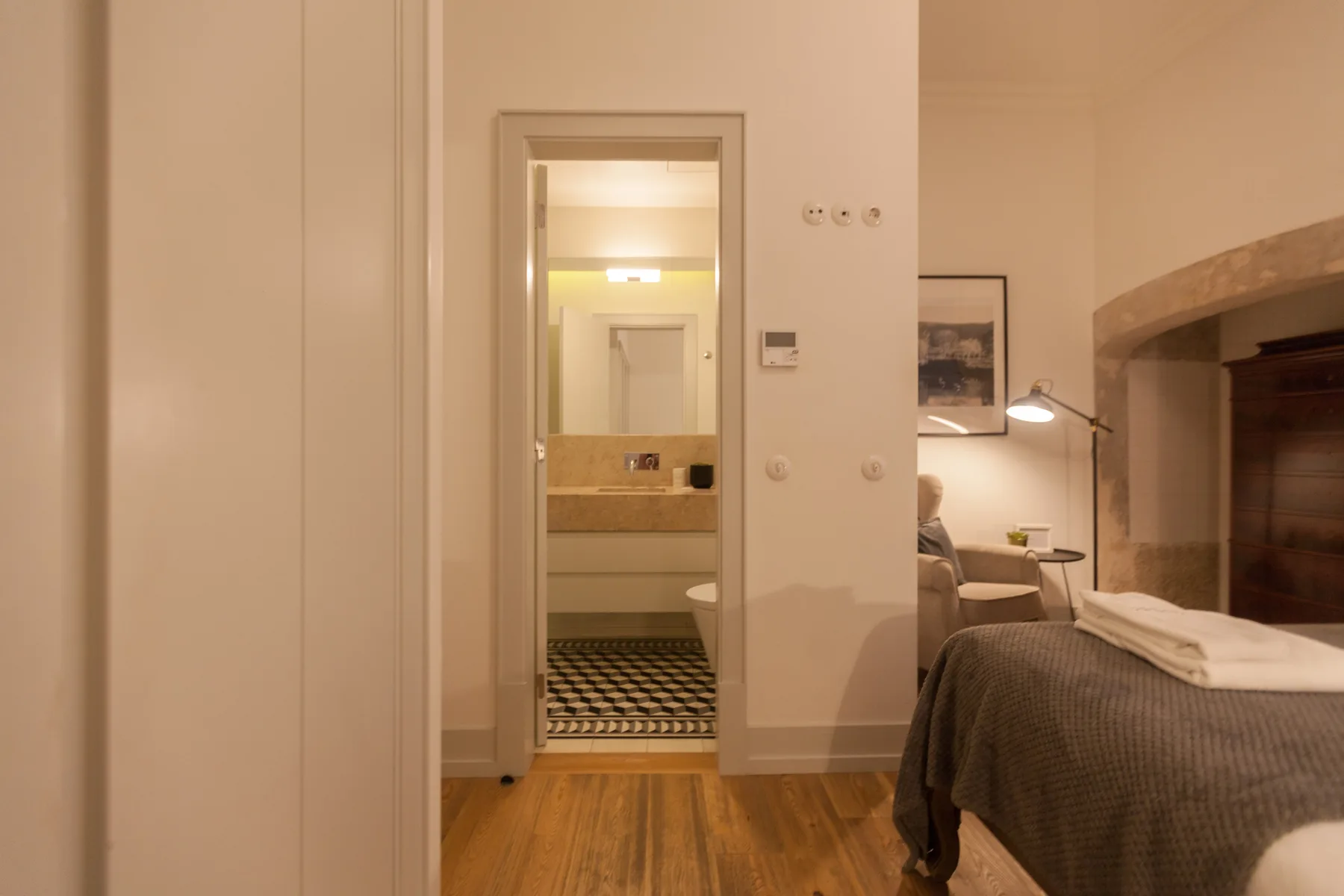 Un dormitorio con vistas a un baño y una zona de estar.