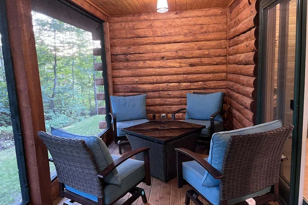 Una zona de estar revestida de madera, con asientos acolchados alrededor de una mesa pequeña.