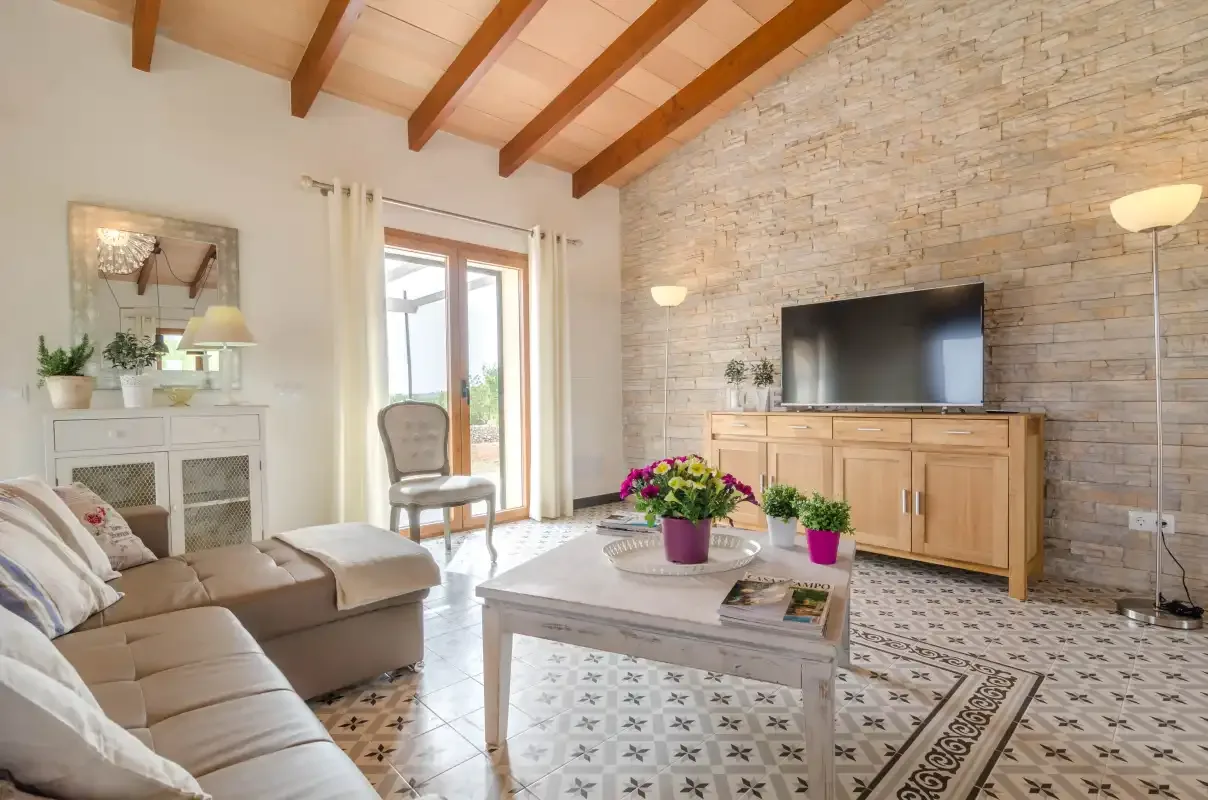 Sala de estar con asientos, un televisor y una mesa de centro.
