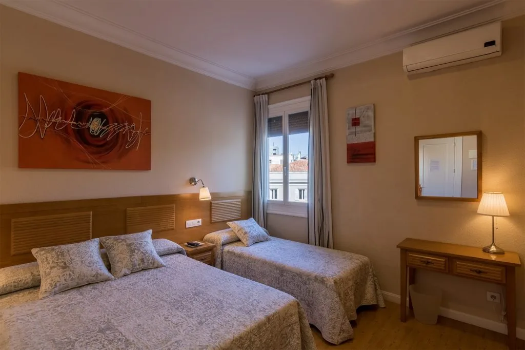 Triple room with one double bed and one single bed