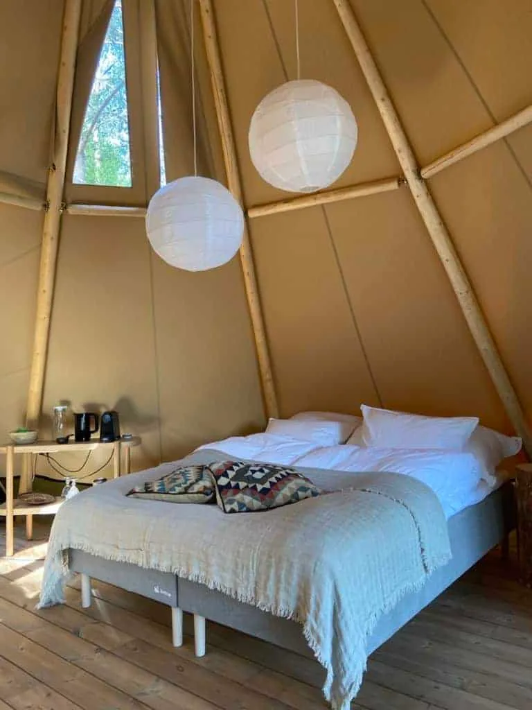 Double bed in a lavvu