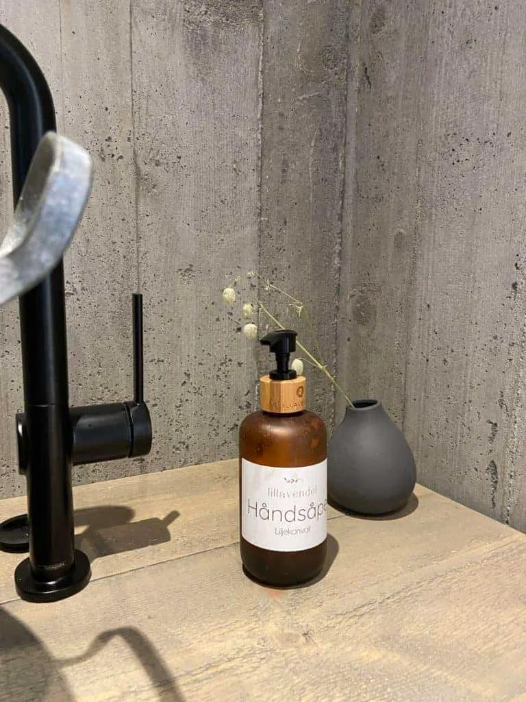 Bathroom detail
