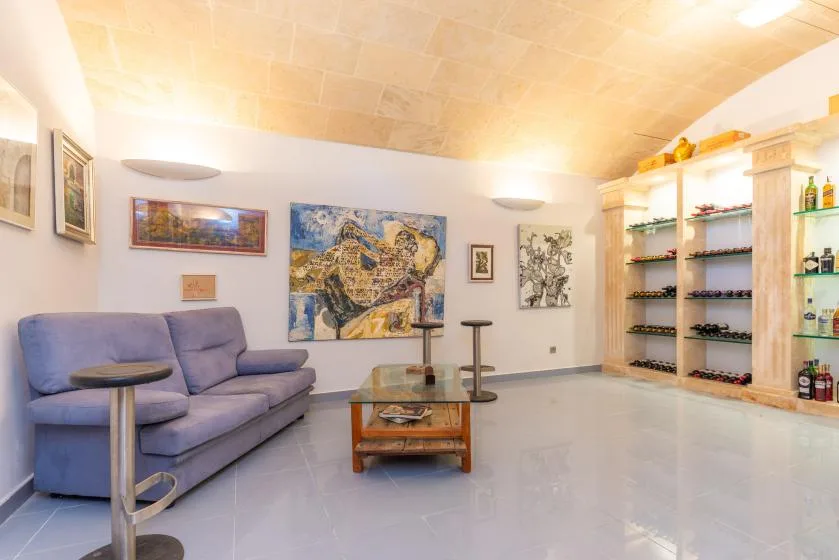 Una sala de estar con asientos, una mesa de centro y arte en las paredes.