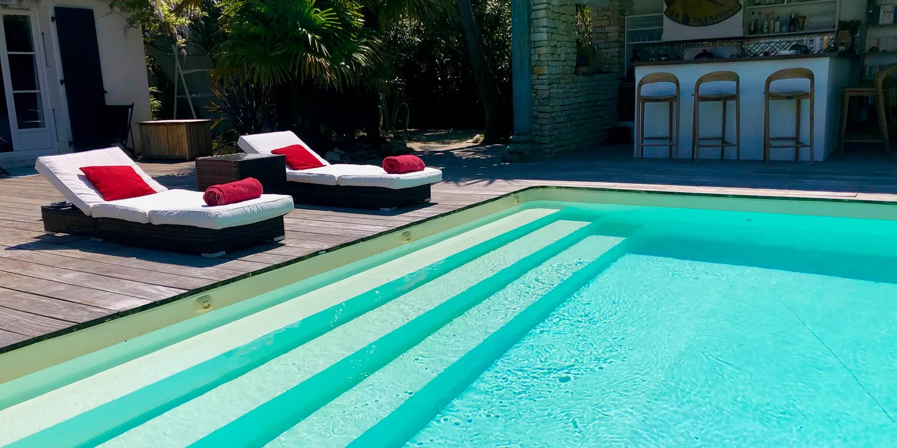 Poolside bar