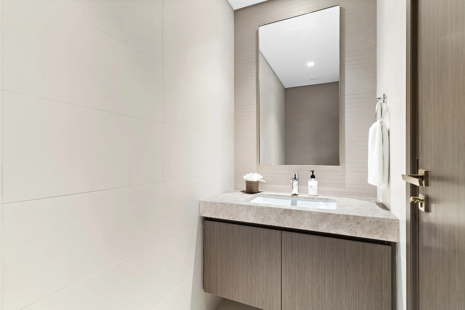 Un tocador de baño con lavabo y espejo.