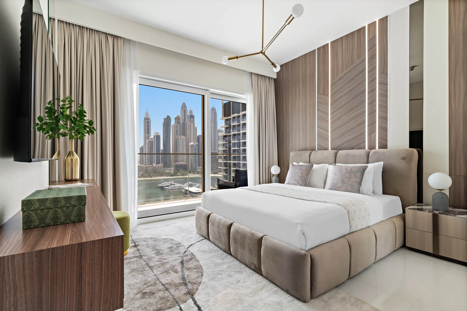 Un dormitorio con una cama grande junto a una ventana con vistas a la ciudad.