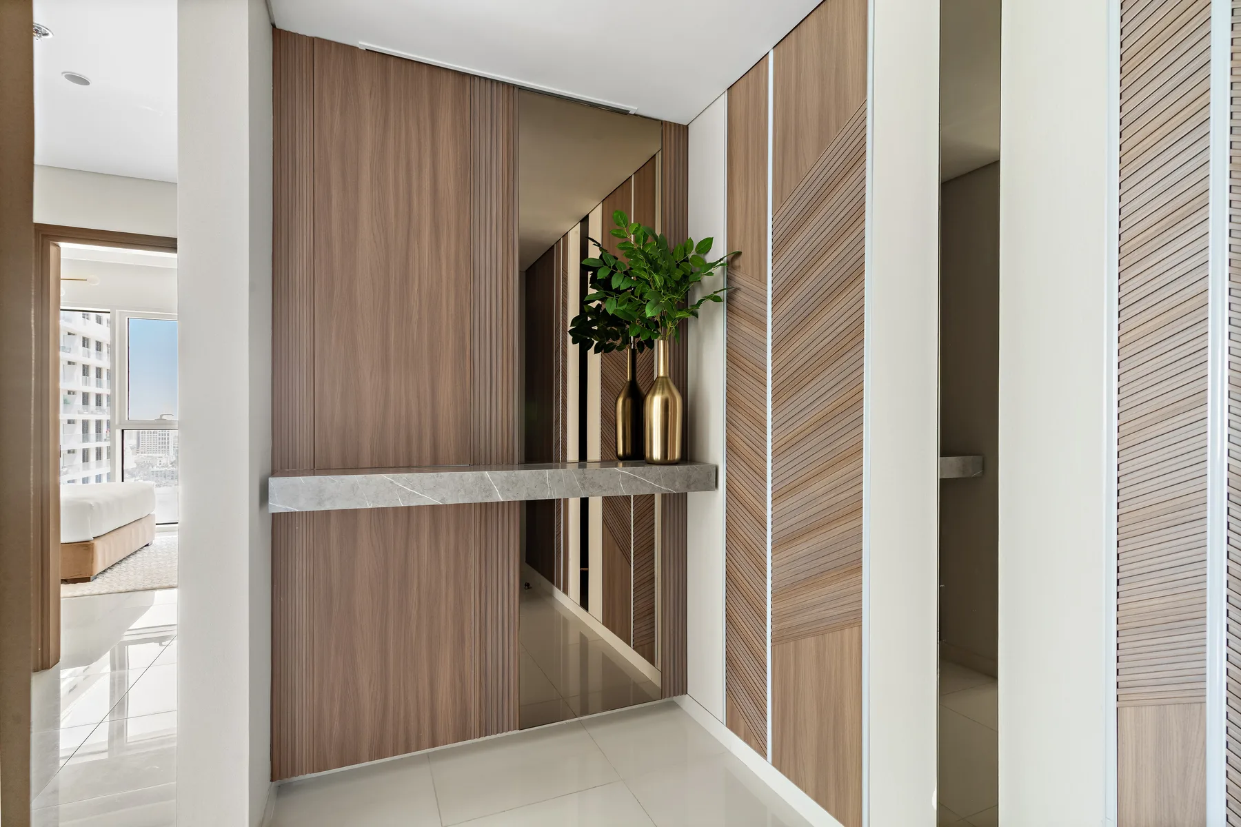 Un pasillo interior moderno con paredes revestidas de madera y una planta decorativa.