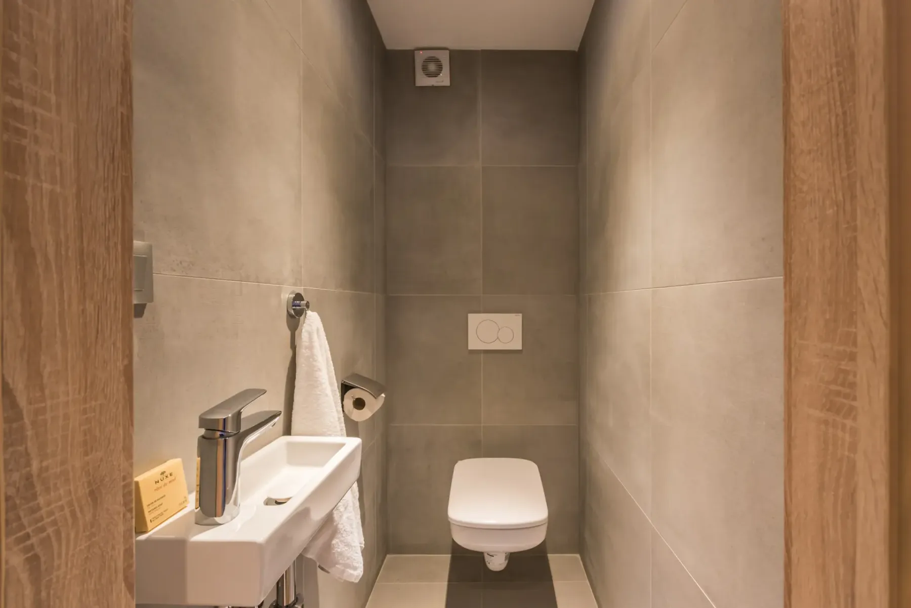 Aseo moderno de color gris del apartamento Lovoa en Morzine