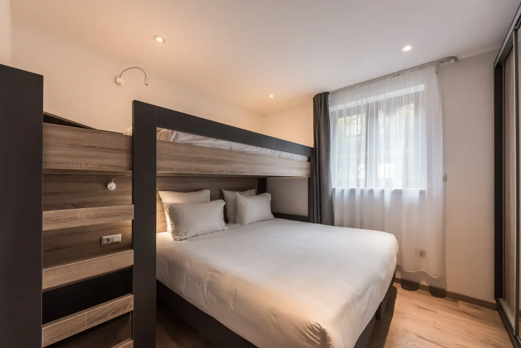 Acogedor dormitorio doble con amplio espacio de armario y vistas al paisaje del apartamento familiar Lovoa en Morzine