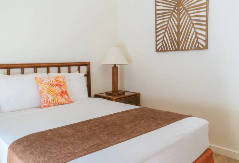 Dormitorio con cama, cómoda y ventilador de techo