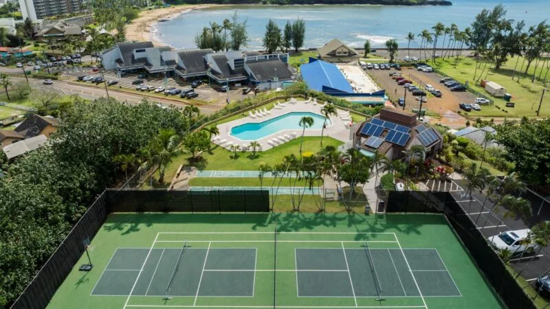 Vista aérea de las canchas de tenis y la piscina
