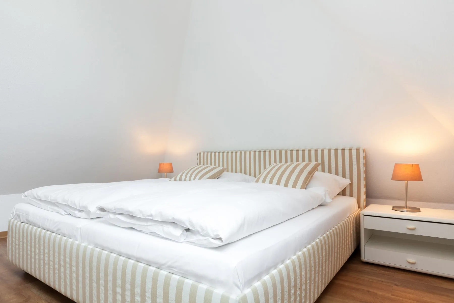 2-Raum-Appartement im OG und DG, ca. 43qm² Nutzfläche für bis zu 2 Personen.