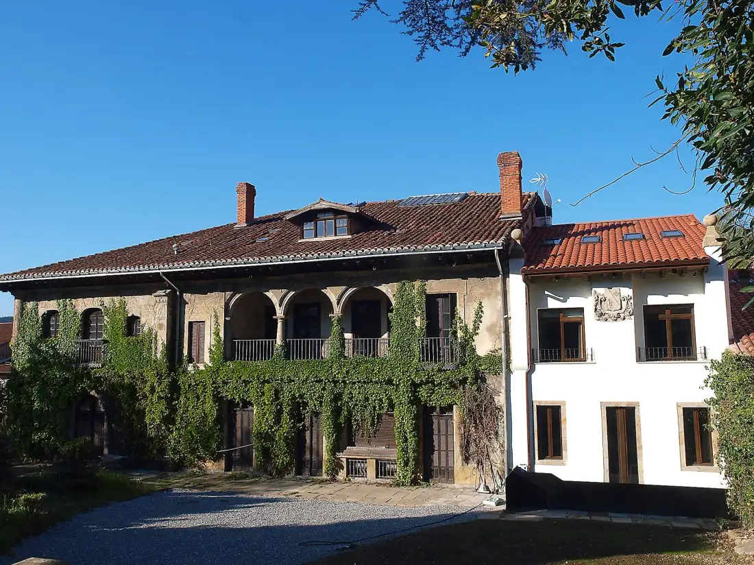 Edificio del hotel y palacio contiguo